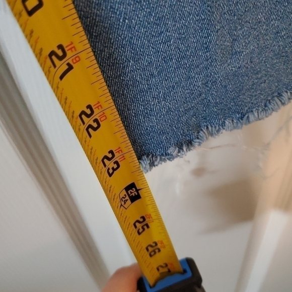 AVEC Les Filles Distressed and Raw Hem Straight Leg Cropped Jeans - Picture 9 of 10